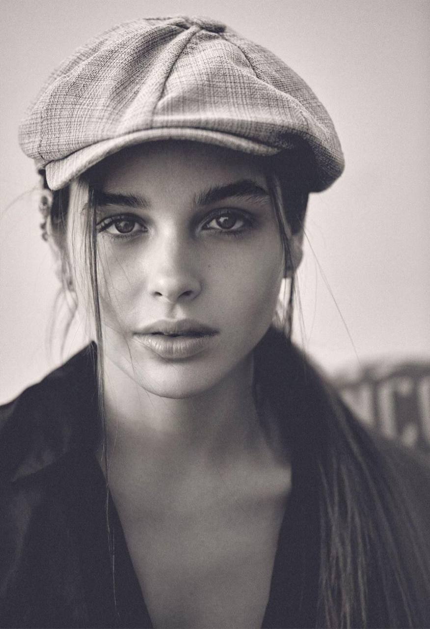 Timeless black and white close-up portrait of a beautiful young woman wearing a vintage flat cap, expressive eyes, soft natural lighting, classic editorial photography, monochrome fashion portrait, ultra realistic, highly detailed.